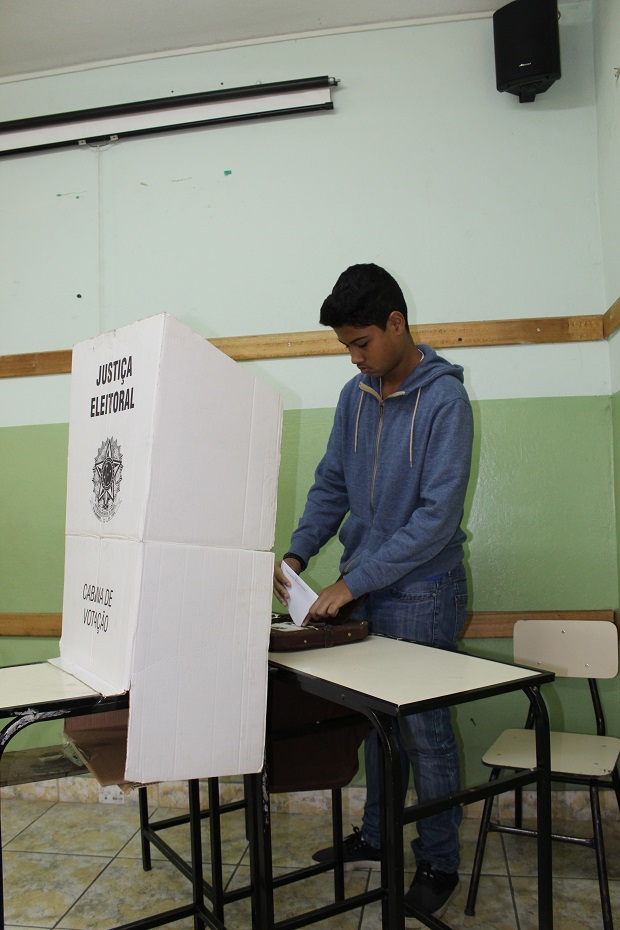Emanuel buscou conhecer as propostas apresentadas pelas duas chapas. Foto: Geanine Nogueira ACS/SEE
